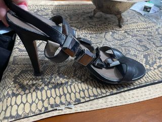 Tacones de fiesta negros y plateados