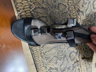 Tacones de fiesta negros y plateados