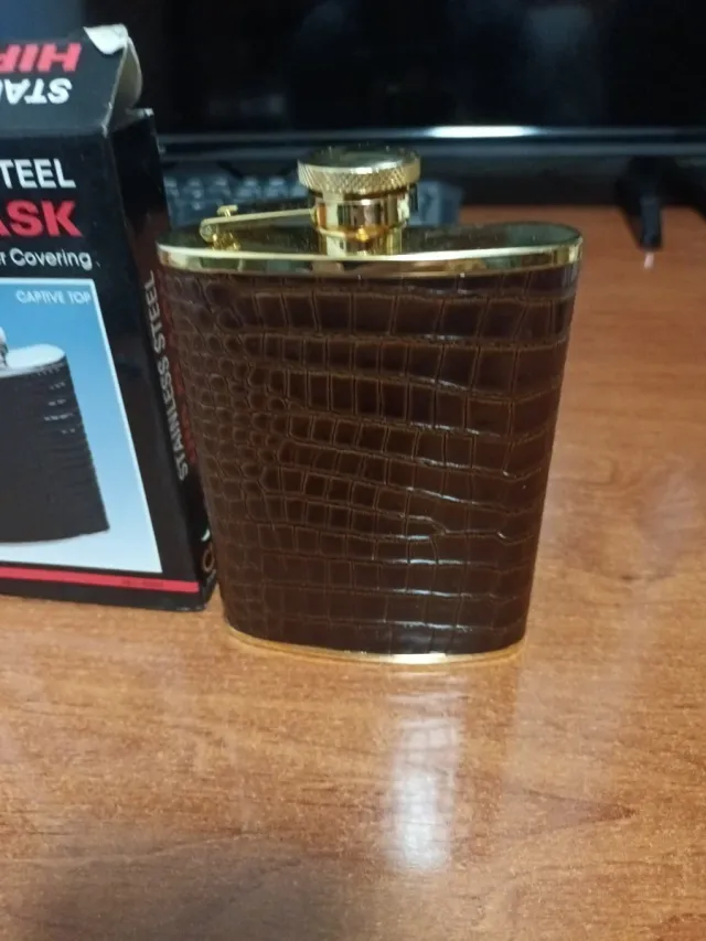 Petaca de piel y metal dorada