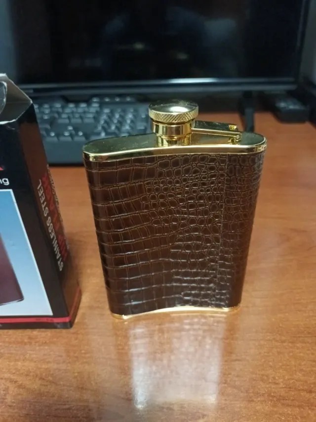 Petaca de piel y metal dorada