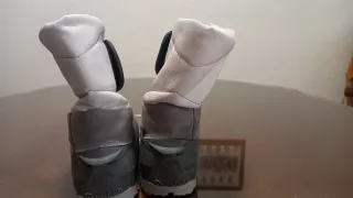 Botas de nieve beige y grises