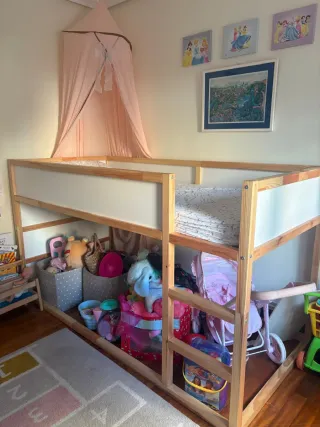 Cama alta Kura IKEA madera y colchón