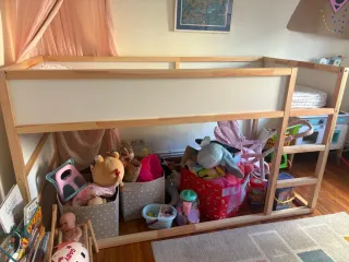 Cama alta Kura IKEA madera y colchón