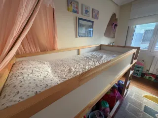 Cama alta Kura IKEA madera y colchón