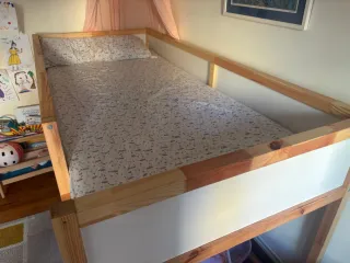 Cama alta Kura IKEA madera y colchón