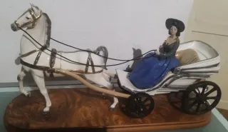 Figura de porcelana: Dama en carroza