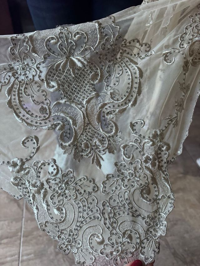 Manteletas y pico fallera beige y plata