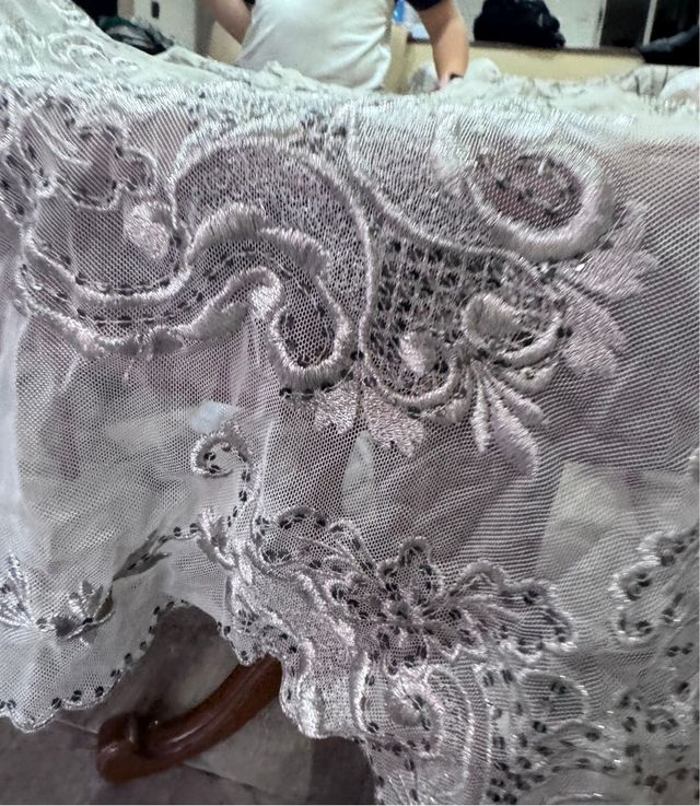 Manteletas y pico fallera beige y plata