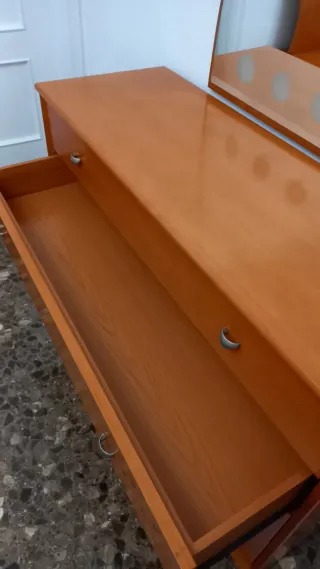 Cómoda de madera naranja