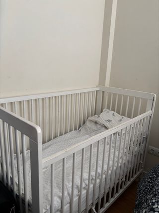 Cuna de bebé blanca