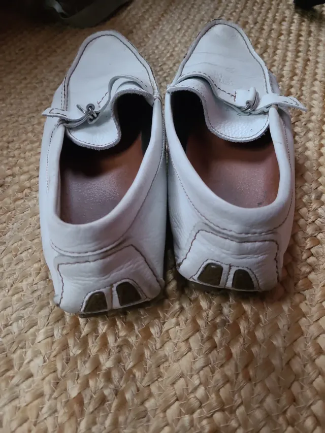 Zapatos blancos de piel