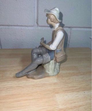 Figura de porcelana niño pescador