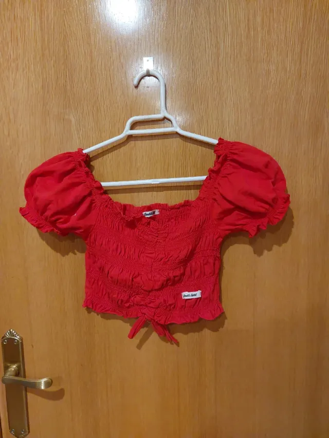 Top rojo fruncido con lazada