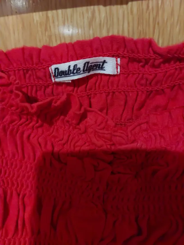 Top rojo fruncido con lazada