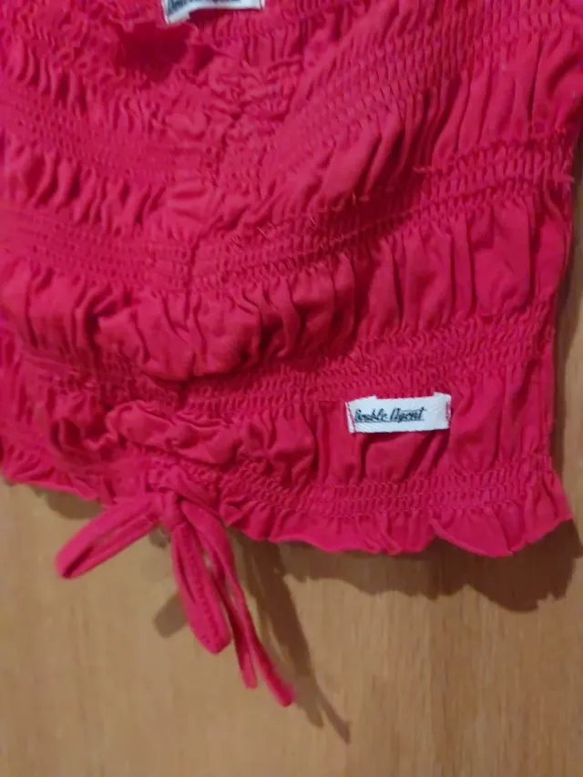 Top rojo fruncido con lazada