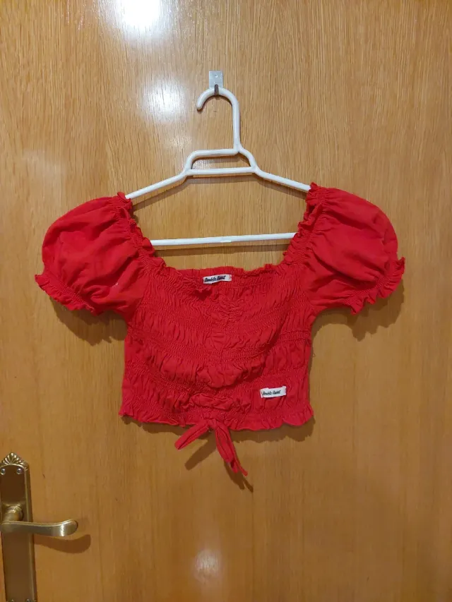 Top rojo fruncido con lazada