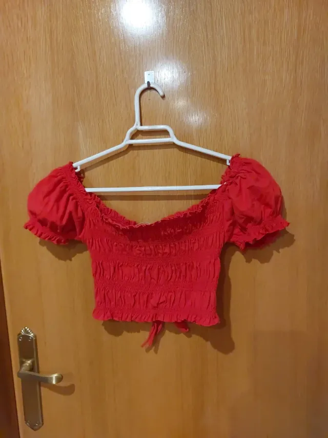 Top rojo fruncido con lazada