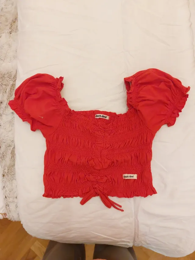 Top rojo fruncido con lazada