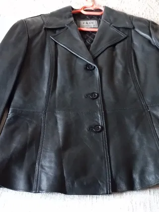 Chaqueta de piel F & Co negra