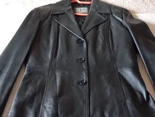 Chaqueta de piel F & Co negra