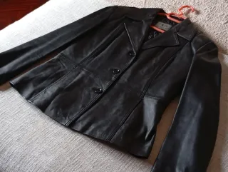 Chaqueta de piel F & Co negra