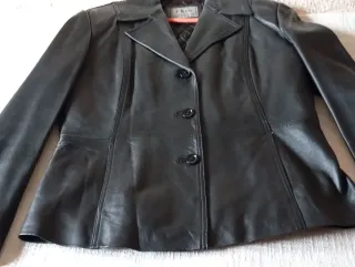 Chaqueta de piel F & Co negra