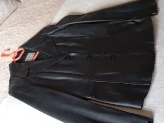 Chaqueta de piel F & Co negra