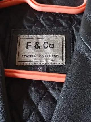 Chaqueta de piel F & Co negra