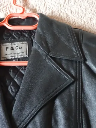 Chaqueta de piel F & Co negra