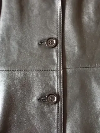 Chaqueta de piel F & Co negra