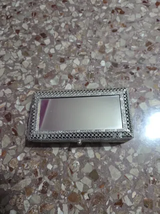 Portagioie elegante con specchio