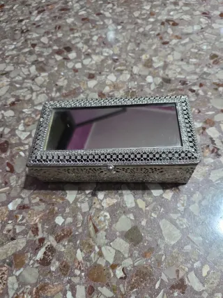 Portagioie elegante con specchio