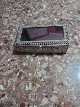 Portagioie elegante con specchio