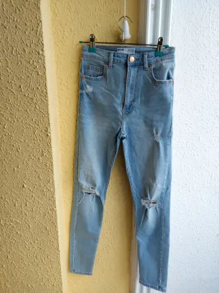 Pantalón vaquero mujer desgastado y con rotos