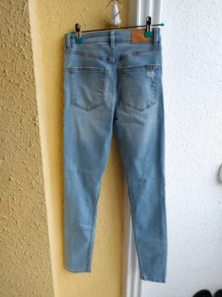 Pantalón vaquero mujer desgastado y con rotos