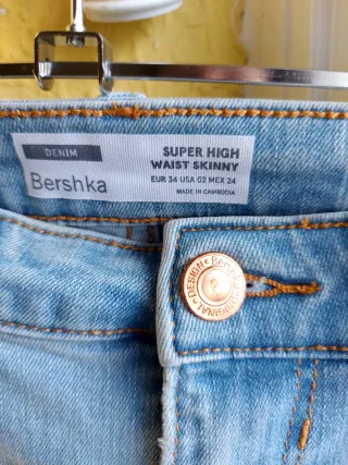 Pantalón vaquero mujer desgastado y con rotos