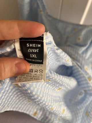 Camiseta azul y blanca con estampado floral