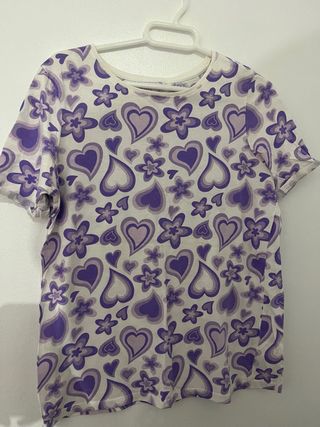 Camiseta Estética Corazones y Flores Moradas