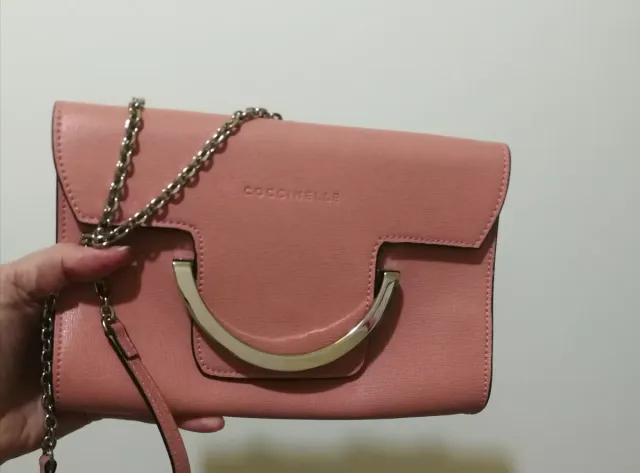 Borsa Coccinelle rosa con tracolla a catena