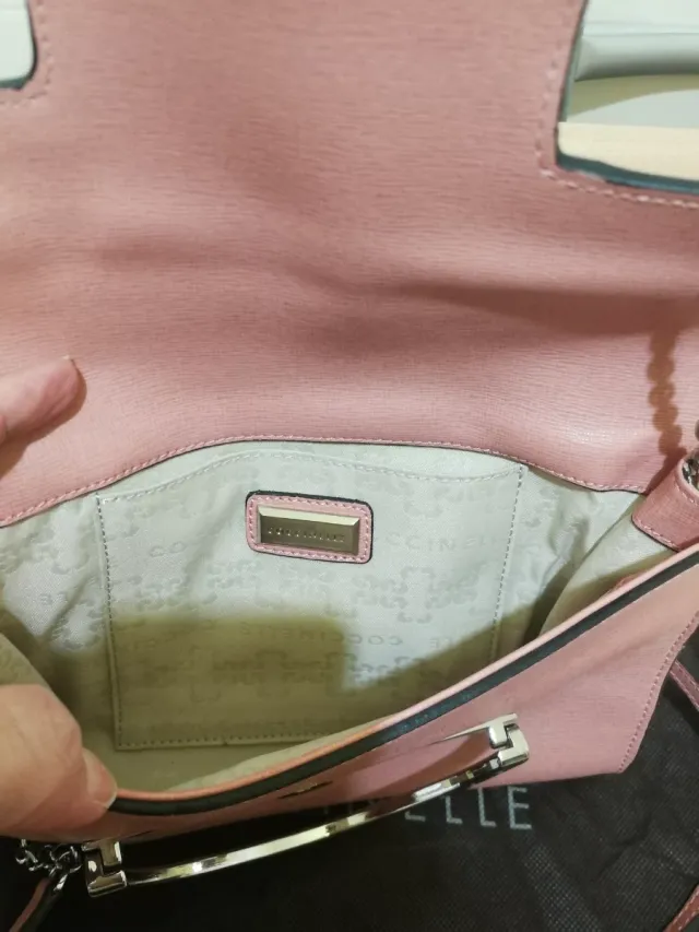 Borsa Coccinelle rosa con tracolla a catena