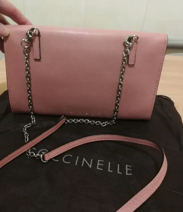 Borsa Coccinelle rosa con tracolla a catena