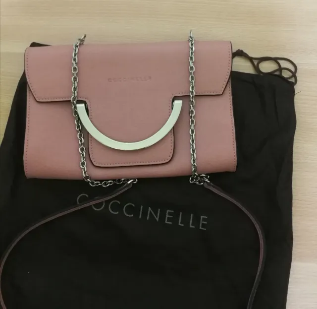 Borsa Coccinelle rosa con tracolla a catena
