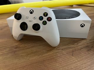 Xbox Series S + Mando Blanco