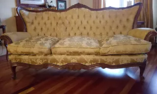 Sofá Luis XV Seda adamascada, Madera tallada.