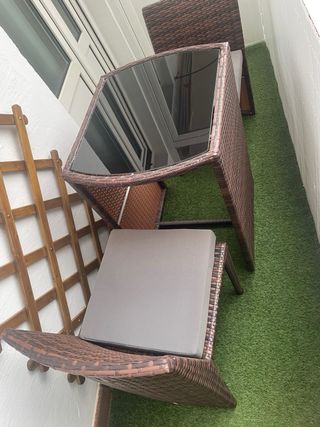 Conjunto mesa mimbre y cristal + 2 sillas