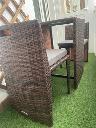 Conjunto mesa mimbre y cristal + 2 sillas