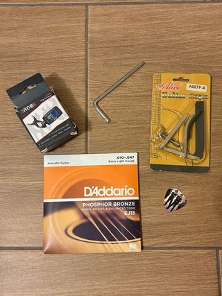 Guitarra Acústica Cherrystone + 10 accesorios.