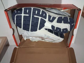 Zapatilla Nike Naranja y Blanca