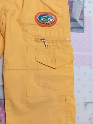 Pantaloni in tela da bambino gialli .Taglia 6 anni