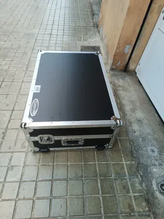 Flight case de DJ nuevo con ruedas y con bandeja
